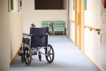 Fototapeta na wymiar 病院の廊下に置かれた車椅子