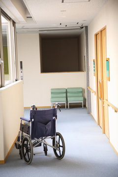 病院の廊下に置かれた車椅子