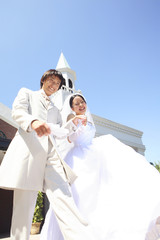チャペルの前を歩く新郎・新婦