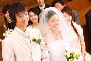 腕を組んで歩く新郎・新婦