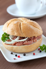 frisches Mettbrötchen