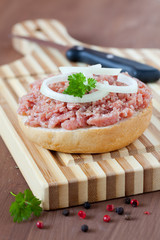 frisches Mettbrötchen
