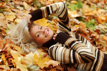 woman portret in autumn leaf