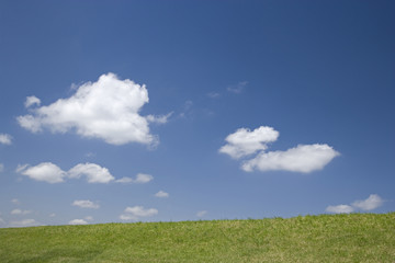 草原と雲と青空