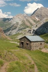 Fototapeta na wymiar mountain hut in French Pyrenees