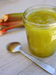 pot de confiture de rhubarbe