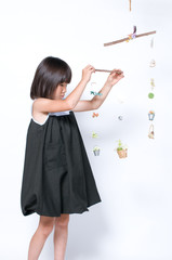 モビールと女の子