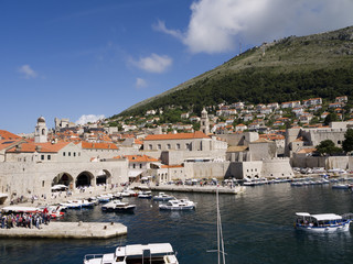 Fototapeta na wymiar Port w mieście otoczonym murami z Dubrovnic w Chorwacji Europie