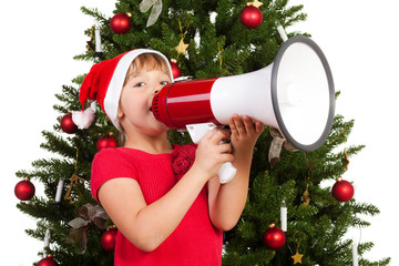 mädchen macht eine weihnachtliche durchsage