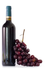 Obraz premium botella de vino tinto con racimo de uvas aislado