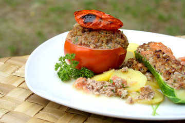 tomate et légumes  farcis