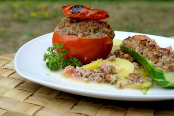 tomate et légumes  farcis