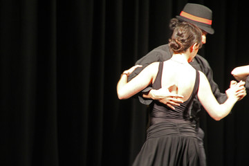 Pareja bailando un tango sobre el escenario