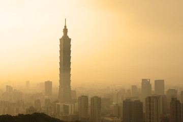 Fototapeta na wymiar Taipei in sunset