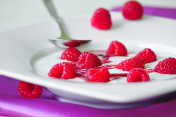 Fettarmer Quark mit Himbeeren