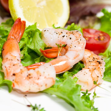 Garnelen auf Salat