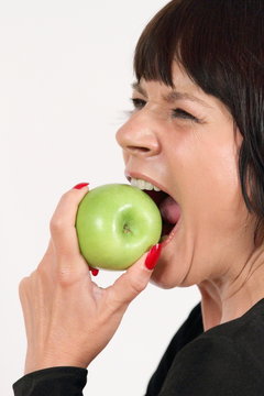 In einen sauren Apfel beissen