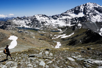 panorama sul grande lago nel parco del monte avic