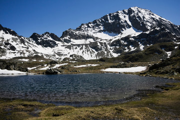 grande lago nel parco del mont avic