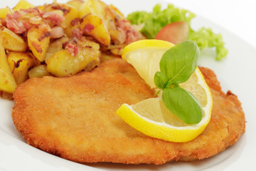 Schweineschnitzel Wiener Art mit Bratkartoffeln