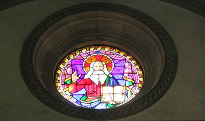 Vitrail de la Basilique Santa Croce à Florence, Italie