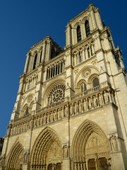 Fototapeta na wymiar Façade de Notre Dame de Paris vue de droite