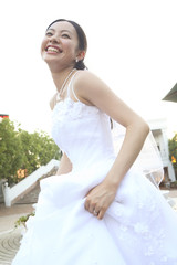 笑顔で歩く新婦
