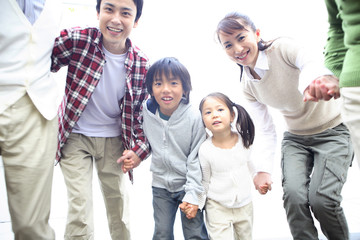 Fototapeta premium 走り出す3世代ファミリー