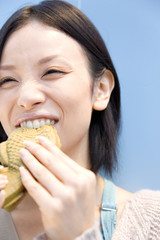 たいやきを食べる女性