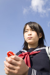 お守りを握り締める女子中学生