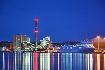 Obraz premium Kraftwerk und Frachtschiff in Kiel
