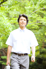 Fototapeta premium 公園を歩くビジネスマン