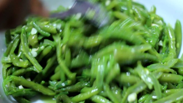 insalata di fagiolina cotta con aglio, mandorle e olio di oliva