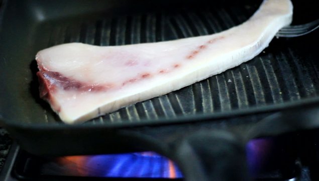 Pescespada attaccato alla piastra