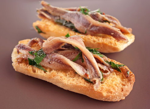 Crostino con acciughe marinate