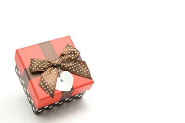 白背景にリボンのついたギフトボックス