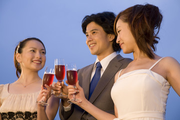 ロゼワインで乾杯する男女