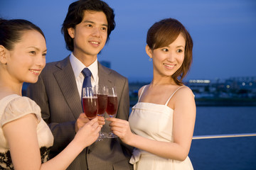 ロゼワインで乾杯する男女