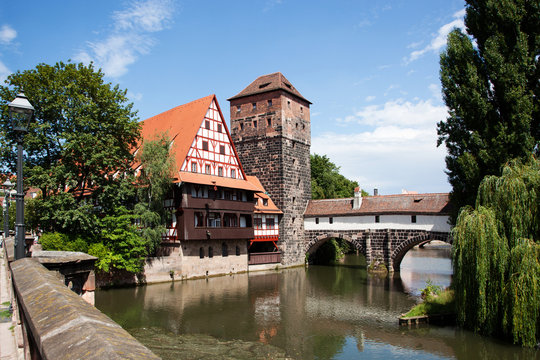 Altstadt von Nuernberg mit Henkerturm 784
