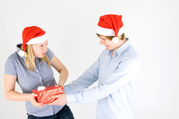 junges Paar mit Geschenk