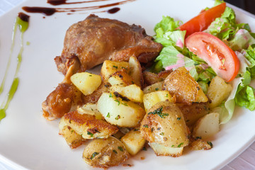 confit de canard, salade, pommes de terre