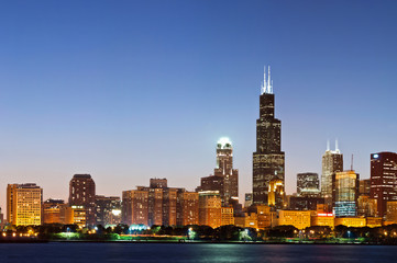 Fototapeta na wymiar Chicago skyline at twilight.