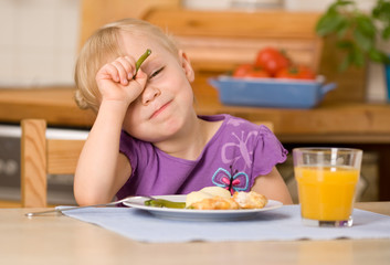 little girl eating lunch - obrazy, fototapety, plakaty