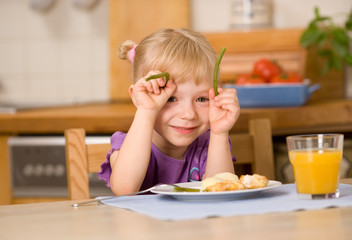 Obraz na płótnie Canvas little girl eating lunch
