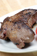 gegrilltes Straussensteak  auf einem Teller
