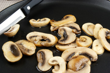 Naklejka premium gegrillte Champignons auf einer Pfanne