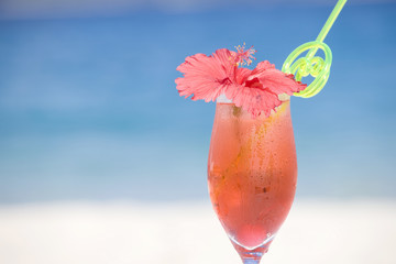 浜辺に置かれたトロピカルジュース
