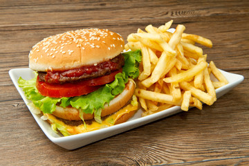 hamburger with chips
