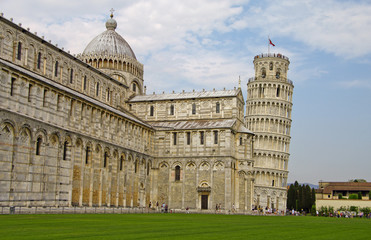 Fototapeta na wymiar Dom mit dem von Pisa Tower of Pisa pendete