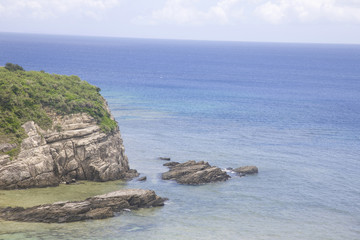 Fototapeta na wymiar 海にせりでた岩